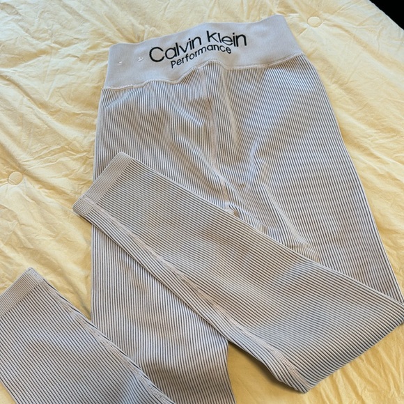 LIKE NEW! Calvin Klein ribbed leggings - Picture 4 of 5